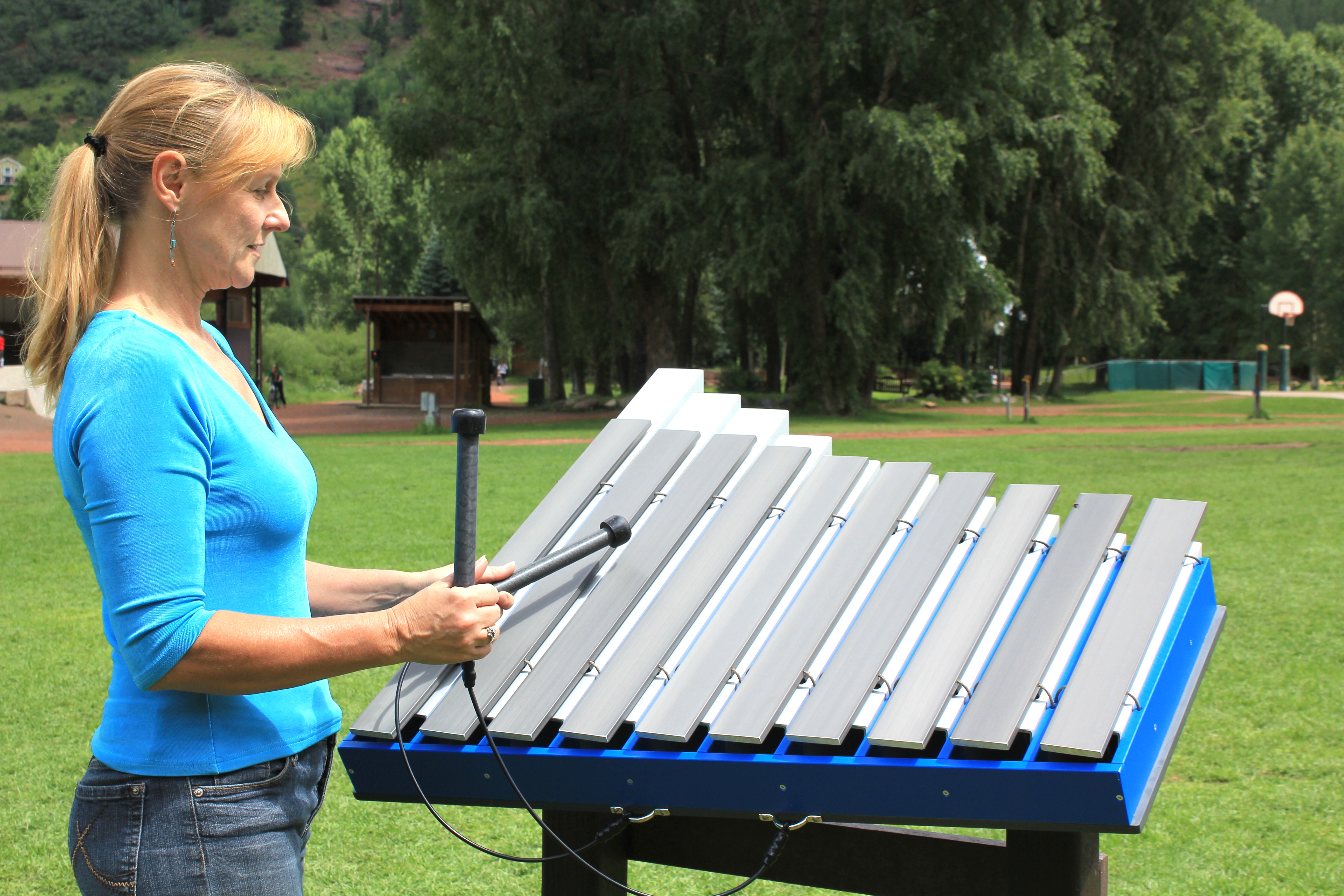 Woman playing the Yantzee